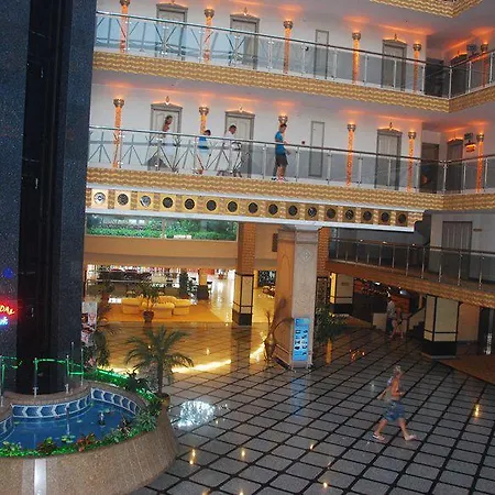 Hotel Holiday Park Resort 5*